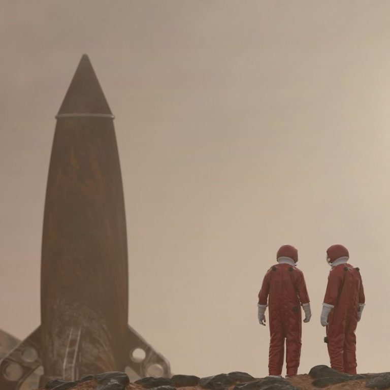 Meine Mission Zwei Astronauten in roten Anzügen stehen vor einer Rakete auf einer Mars-ähnlichen Landschaft.